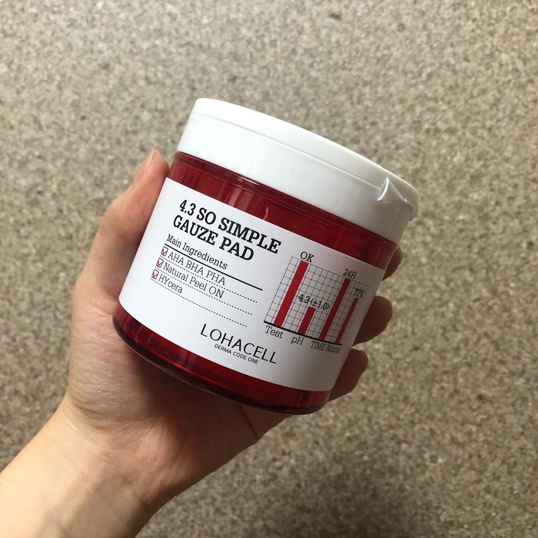 류연희 on Instagram: “다른 패드랑 다르게 거즈면도 있어서 확실히 각질정리가 잘 되는 로하셀 패드 ♥️ 얼굴 말고도 팔꿈치나 복숭아뼈 등에도 사용 가능하대요 !  #lohacell #로하셀 #로하셀쏘심플거즈패드 #로하셀거즈패드 #쌍욕패드 #로하셀필링패드 #스킨케어 #등드름…”