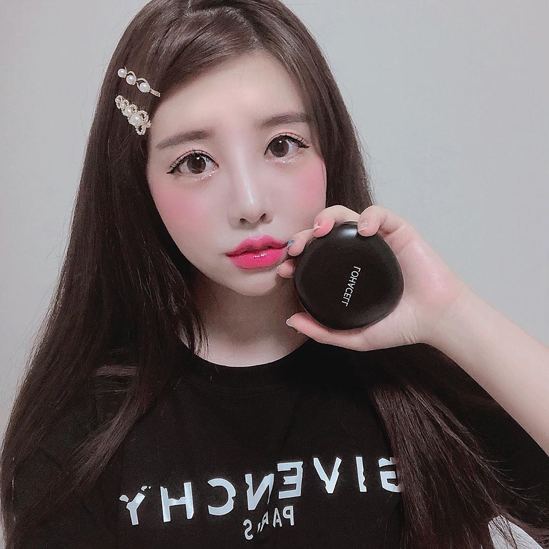 𝓭𝓪𝓶𝓮𝓮🌷 on Instagram: “촉촉하고 가볍게 발리지만 커버력은 확실한 로하셀리얼피팅쿠션✨✨ ⠀⠀⠀⠀⠀⠀⠀⠀ ⠀⠀⠀⠀⠀⠀⠀⠀ 1 일반적인 쿠션과 달리 신경 쓴 외형 디자인 2 미립자 실키 에몰리언트의 gelling system으로 손등위에 있는 점 완벽 커버 3 sebum fix…”