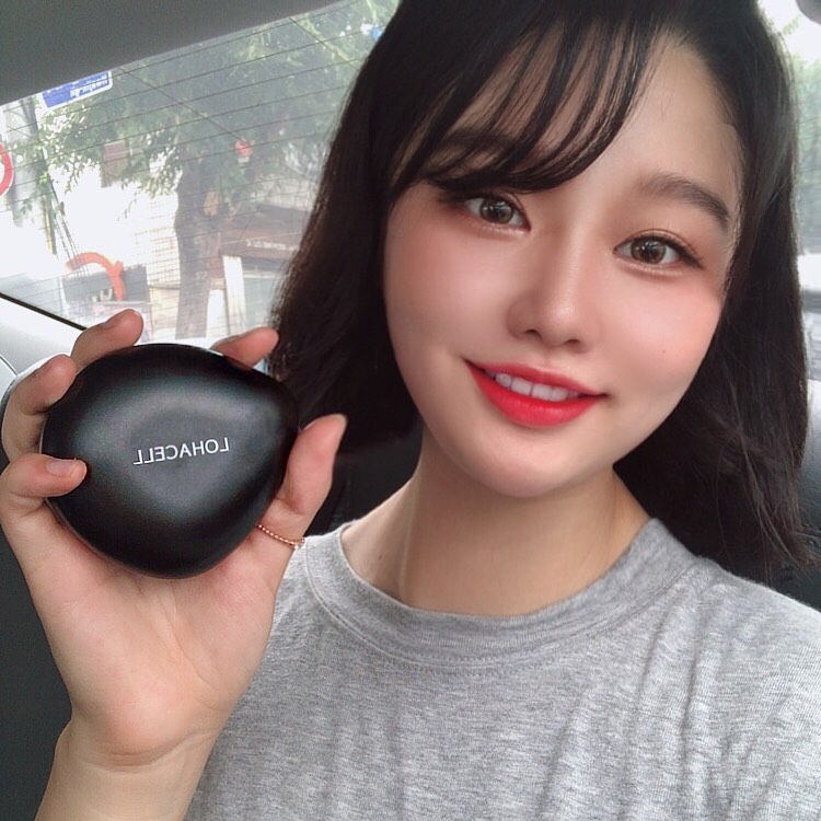 (_22) Чжу Юнь on Instagram: “- 평소에 쉽고 빠르게 베이스 화장을 할 수 있는 쿠션을 자주 사용하는데 오랜만에 정말 마음에 드는 쿠션을 찾았댜 ! 얇고 가볍게 커버력 짱짱인 쿠션 쓸 사람 로하셀 리얼 피팅 쿠션 백번 추천 ꈍ◡ꈍ - ✔️ 선명한 색과 촘촘하게 밀착되어 장시간…”