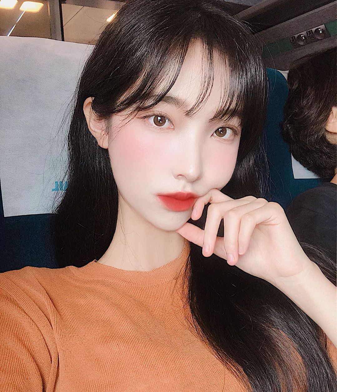 박인해 on Instagram: “로하셀 리얼피팅쿠션 💄
세미매트해서 지금 쓰기 딱 좋당 패키지도 귀여움 ㅎㅎ
#lohacell #로하셀 #로하셀리얼피팅쿠션 #조약돌쿠션 #로하셀조약돌쿠션 #코덕 #짱돌쿠션 #로하셀쿠션 #여름쿠션추천 #방수쿠션 #쿠션팩트 #뷰스타그램 #워터프루프”
