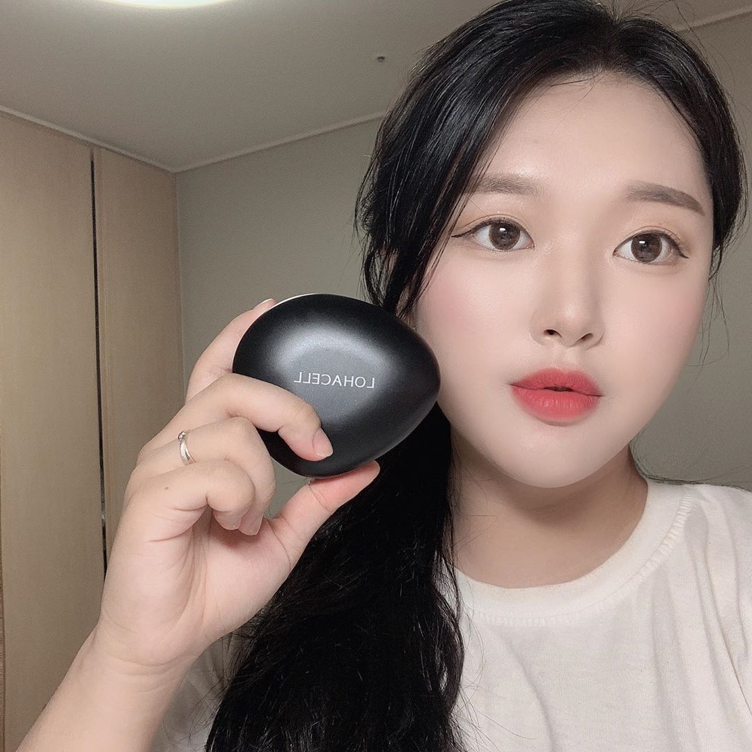 소연 on Instagram: “로하셀 리얼 피팅쿠션💕  열기나 땀 때문에 화장이 자꾸 무너지는 여름😢 리얼 피팅 쿠션은 지속력에 밀착력도 좋고 가벼운 텍스쳐로 매끈한 피부 표현👌 퍼프의 뾰족한 면으로 코 주변도 꼼꼼하게 바를 수 있어요 ♥선명한 색과 촘촘하게 밀착되어 장시간…”