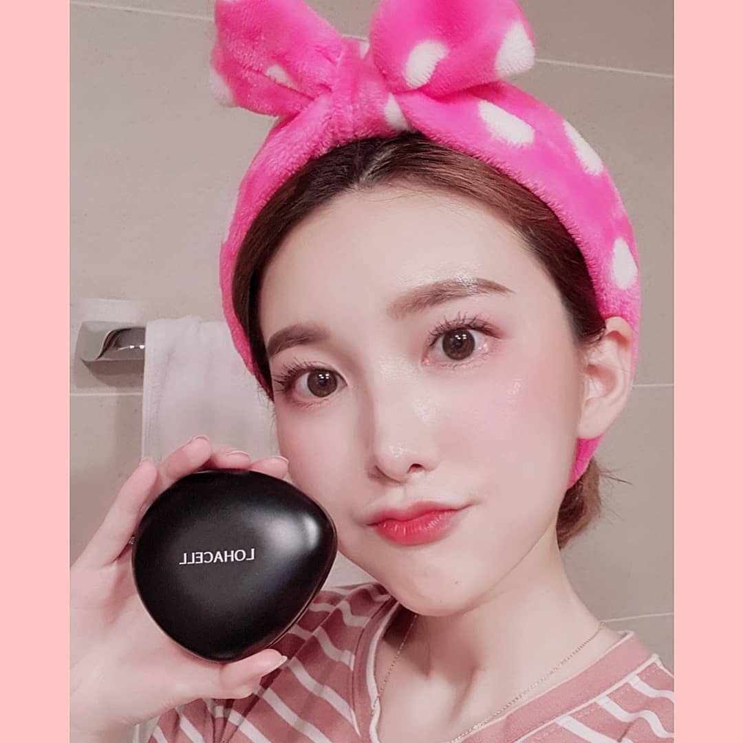 SUBIN:) on Instagram: “[로하셀] 리얼 피팅 쿠션 4번째 로하셀 제품 리뷰! 색조메이크업 제품 리뷰는 처음인데 로하셀 쿠션은 이미 기존버전인 핑크쿠션을 가지고 있어서 굉장히 익숙했어요😊 그런데!!!!!! 이 반전 디자인은 뭐람!!!!!!!! 지금까지 나왔던 로하셀 쿠션들과…”