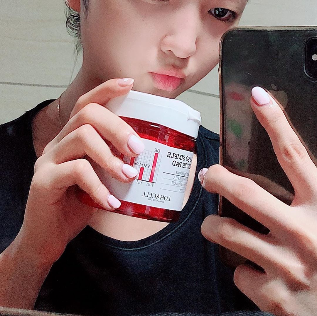 유지현 on Instagram: “좋은데? 🥰 .
.
.
#lohacell #로하셀 #로하셀쏘심플거즈패드 #로하셀필링패드 #로하셀거즈패드 #쌍욕패드 #스킨케어 #등드름  #각질 #트러블관리 #각질관리 #블랙헤드 #피지 #여름철피부관리”