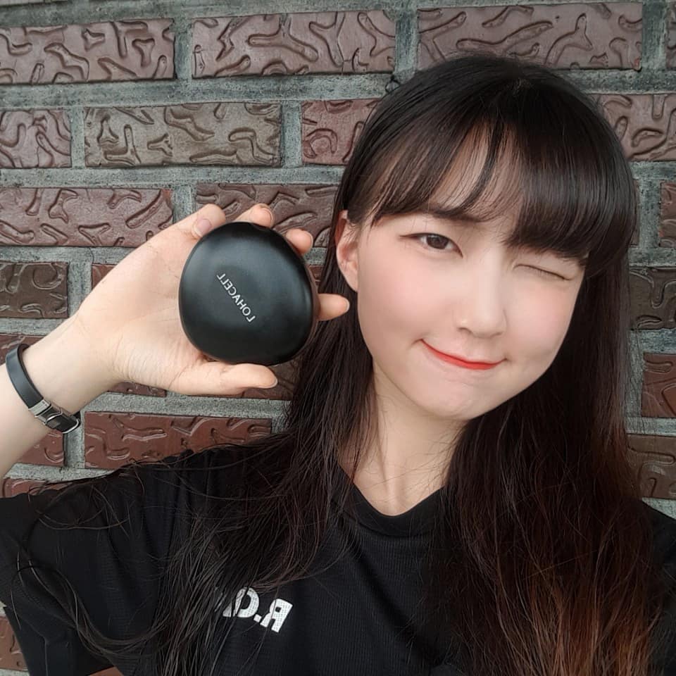 예은🌷 on Instagram: “요새 이 쿠션 왤케 뜨나했더니🥴❤ 맨날 쿠션찾으면서 수정화장했던 날은 이제 해방😘👋 남다른 디자인에 눈길이 먼저 갔는데 깔끔하고 그립감도 좋고 퍼프의 모양도 얼굴의 좁은부위까지 캐치해줘서 좋다 칼라시카 포물러로 피부자극 걱정도 없음!❌ . . . .…”