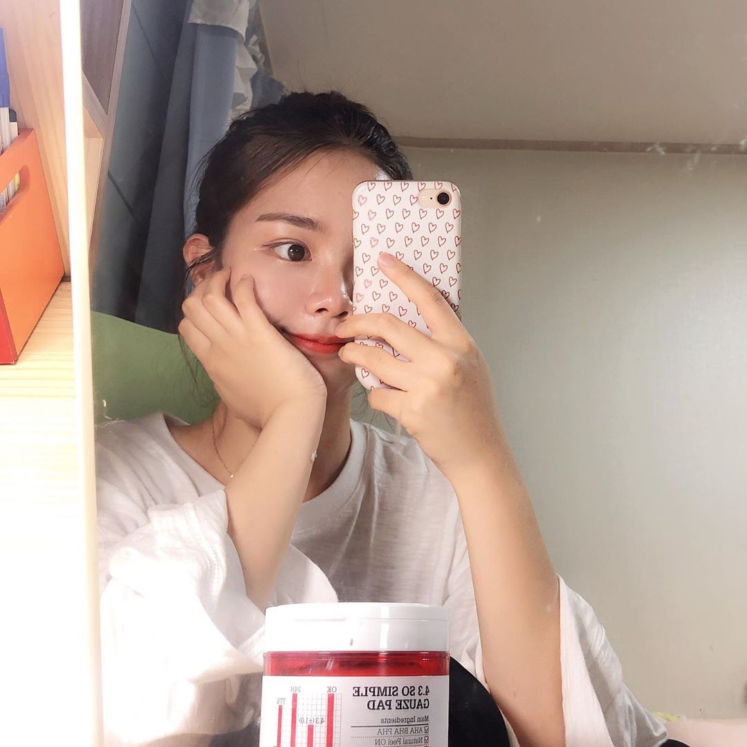 @___s._.yeon_ on Instagram: “로하셀 4.3 쏘 심플 거즈 패드 . . . 패드는 처음 써보는 거였는데  거즈면이 생각보다 따가워서 놀랬는데 쓰다보니 익숙해지기도하고 AHA, BHA도 함께 들어있어 각질제거에 효과적이라더니 진짜 이걸 쓰고나면 화장이 잘먹는다 ෆ 얼굴뿐만 아니라…”