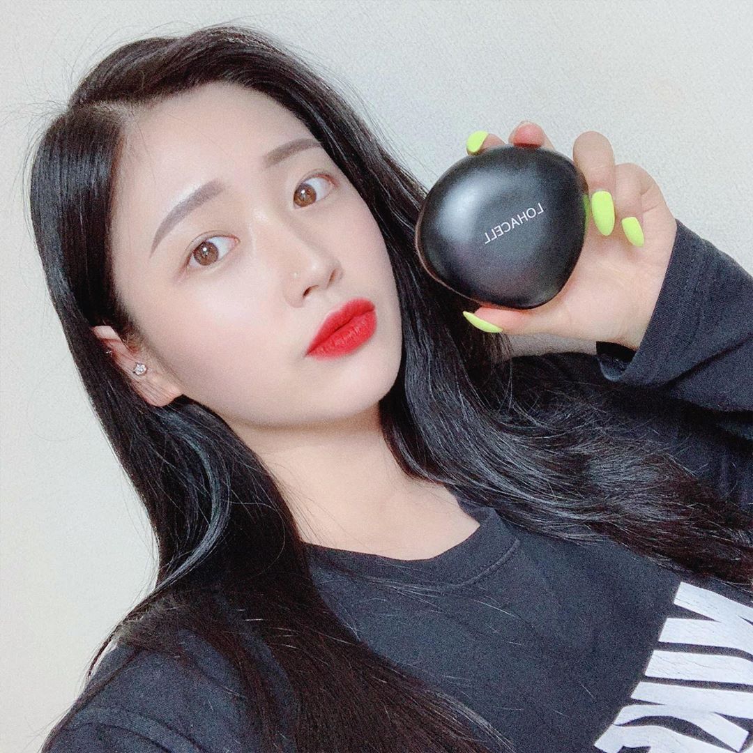 @yangyena__ on Instagram: “요즘 엄청 엄청 엄청 잘 쓰고 있는 쿠션 🥰 오늘도 요거 하나만 바르고 나갔다와따  쿠션은 무조건 클리오였는데 요즘엔 이것만 가지구 댕긴다 ㅠ_ㅠ 지속력도 좋고 얇게 발리고 수정해도 안 뜨고 요즘 같은 날씨에 찰떡✨ 체고얌 🐱♥️♥️ . . . .…”