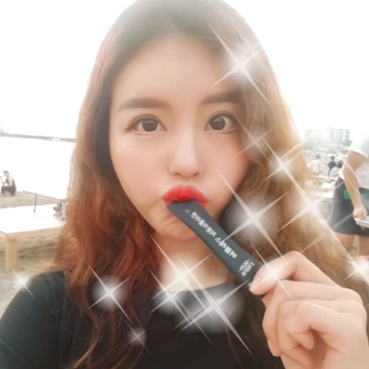 김 현아🇰🇷 Hyeon ah Kim on Instagram: “콜라겐을 먹으면 피부가 촉촉해져🌊  바닷 바람과 콜라겐으로 여름에도 촉촉하게 관리하기ㅎㅎ 비린 향 때문에 콜라겐 먹기 힘든 분들께 강추합니당~ 비타민도 함유되어 있어서 상콤한 레몬맛💛간편하게 먹기 딱 좋아요💛 ㆍ ㆍ ㆍ ㆍ ㆍ…”