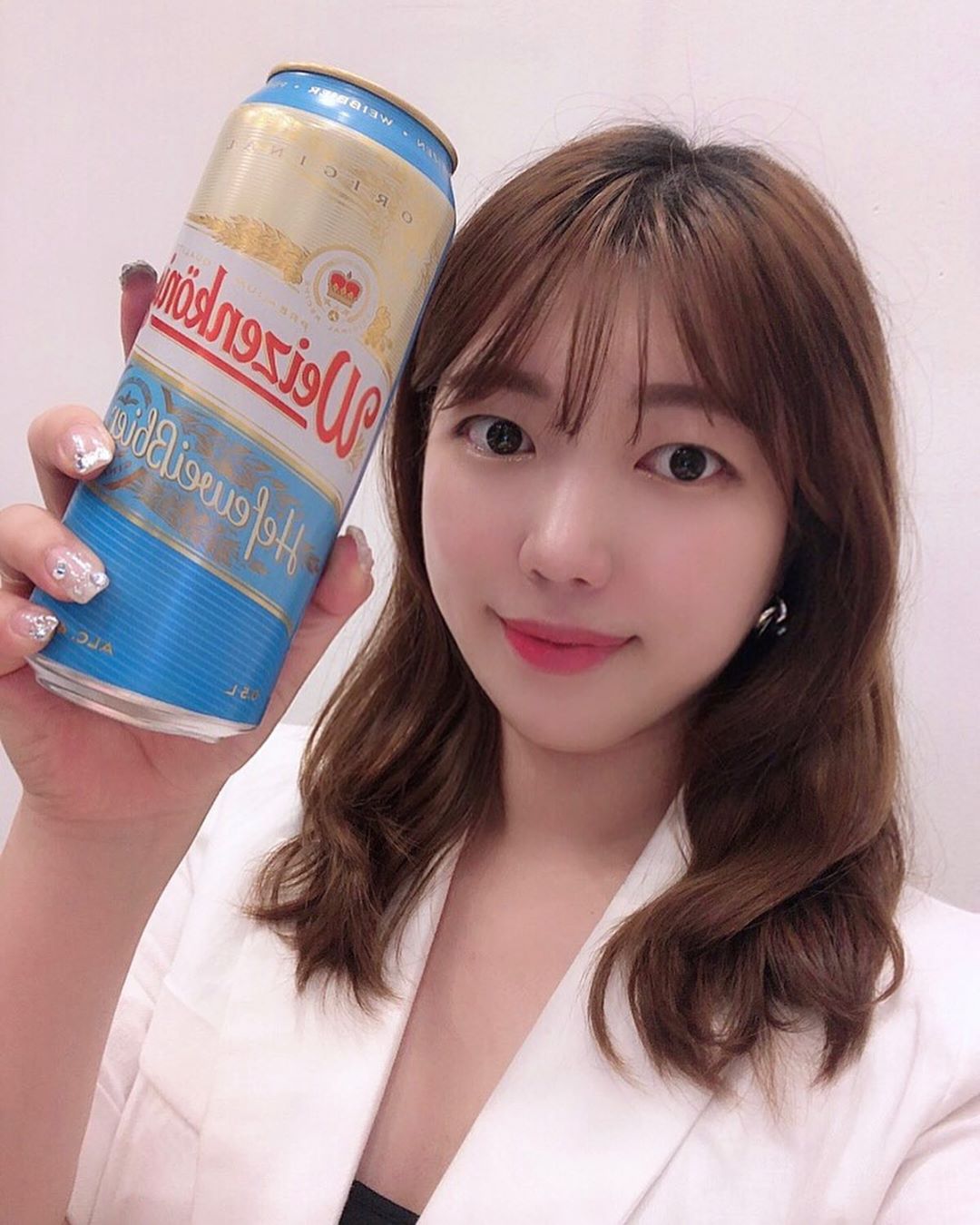 YOMY(요미) on Instagram: “더울때 시원한 맥주 한캔이면 텐션 업🍺
하트시그널에도 나왔던 맥주라던데(속닥속닥)
깔끔해서 목넘김 좋고 마시따 
오늘은 흑맥주 마셔야지😉♥️”
