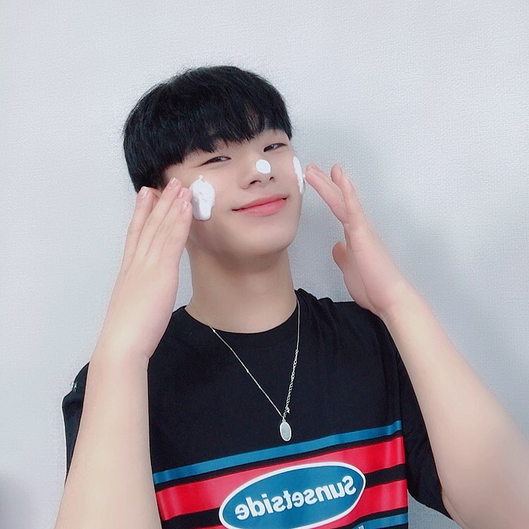 최은수 on Instagram: “💫아르투아 산토리니 폼클렌저💫 최근에 폼클렌징 어떤거 쓸지 고민중이였는데 ✨천사연구소✨  폼클렌징을 만나고 매일 세안할때마다 개운 할 뿐만아니라  시원한 바다향과 방,금 딴듯한 싱그러운 청귤향 까지 나니  매일 세안할때 마다 설레는건 덤❗️ 이렇게…”