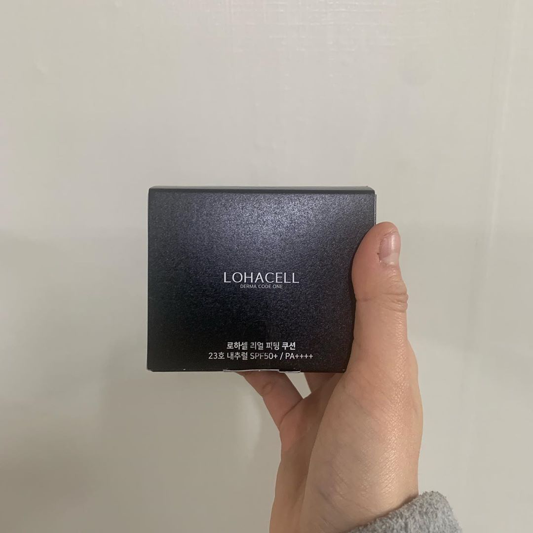 토끼토끼소라 on Instagram: “로하셀 리얼 피팅 쿠션 (23호)  여름엔 무거운 화장 누구나 싫잖아요 얇게 발라도 커버력이 좋은 가지고 다니기 편한 데일리 쿠션입니다 이름 그대로 리얼 피팅 장시간 유분에도 무너지지 않는 sebum fix powder , 요철까지 커버하는 미립자…”