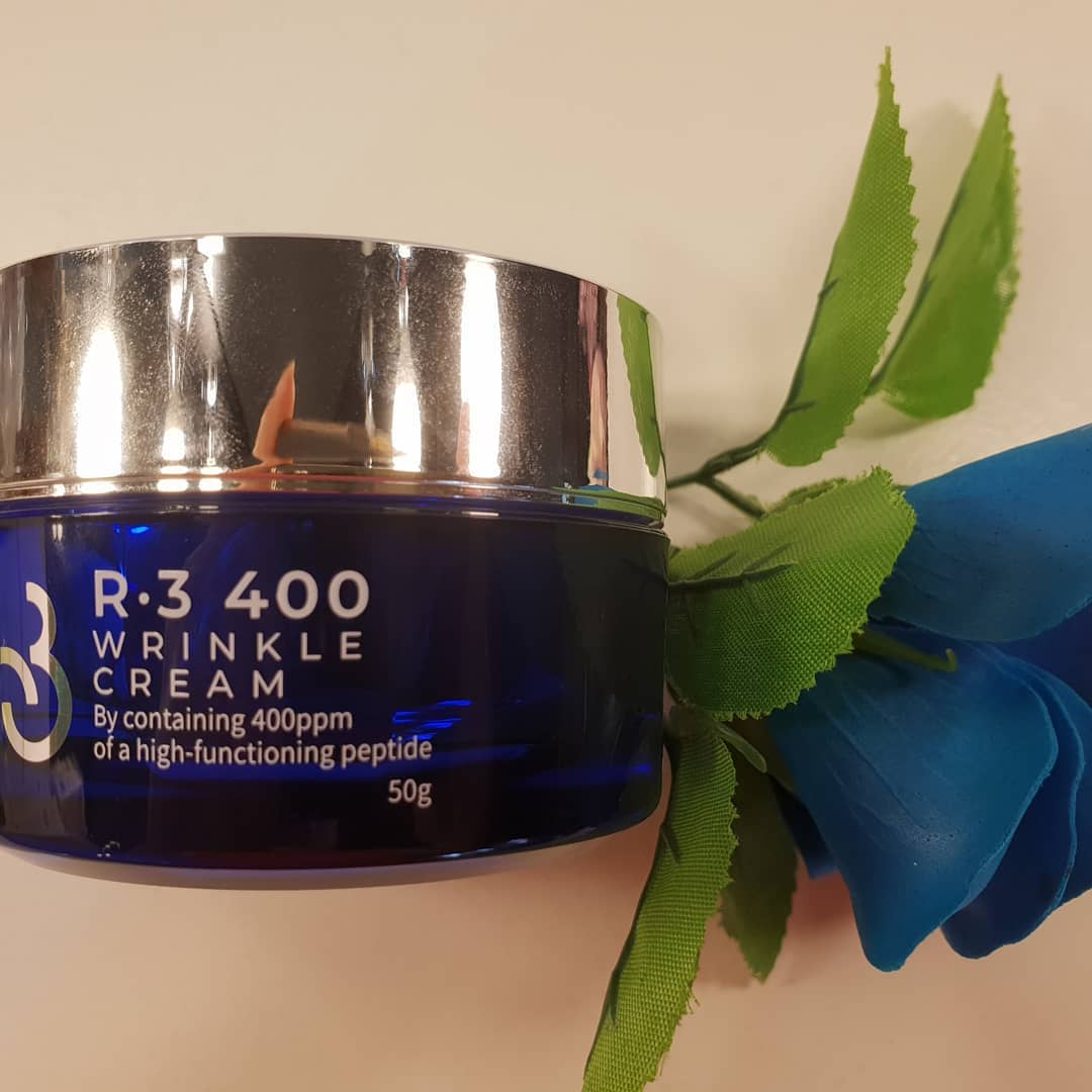 #R3_400_WRINKLE_CREAM
볼륨감과 탄력  선사하는 주름개선영양크림
[주름개선기능성화장품]

R3 제품라인 #펩타이드화장품 
펩타이드는 레티놀, 콜라겐, 보톡스에 이어 미국과 유렵에서 먼저 각광을 받기 시작해서 "피부과학의 혁명", 일명 "바르는 보톡스"라는 별명이 붙을정도로 유명한  화장품성분이랍니다. 펩타이드성분은 다량의 합성펩타이드와 단백질을 만드는 방법을 개발 로버트 메리필드가 노벨화학상을 받은 성분이기도 하답니다.

R3 제품라인의 특징
▶고함량의 펩타이드 함유
NANO-TECH기술 화장품(피부 깊숙이 유도 세포의 재생을 촉진, 피부세포 자체의 면역력을 강화: √ TDDS, CELL ACTIVEAION, 유효성분의 안정화, 수분 보유력 향상, 생체막과 동일한 성분, 자기고리 형성과 같은 공정을 거친 제품)
▶노벨상을 수상한 E.G.F(세포재생인자) 성분 함유 ▶ “피부과학의 혁명”, “바르는 보톡스”라 불리는 펩타이드 6-Solution! √ Copper Tripeptide-1(피부노화현상예방)
√ Tripeptide-1(섬유 아세포의 생산 체내 콜라겐 생성 자극, 새로운 세포 성장촉진)
√ Carnosine(주름감소와 상처치유에 효과적. EWG 위험수치는 0등급으로 매우 안전한 성분)
√ Acetyl Hexapeptide-8(일명 보톡스펩타이드)
√ E.G.F(피부세포재생, 단 시간에 피부 밝기를 개선)
√ bF.G.F(진피세포재생, 콜라겐/엘라스틴 촉진)

도매문의 카톡아이디 enjoybee