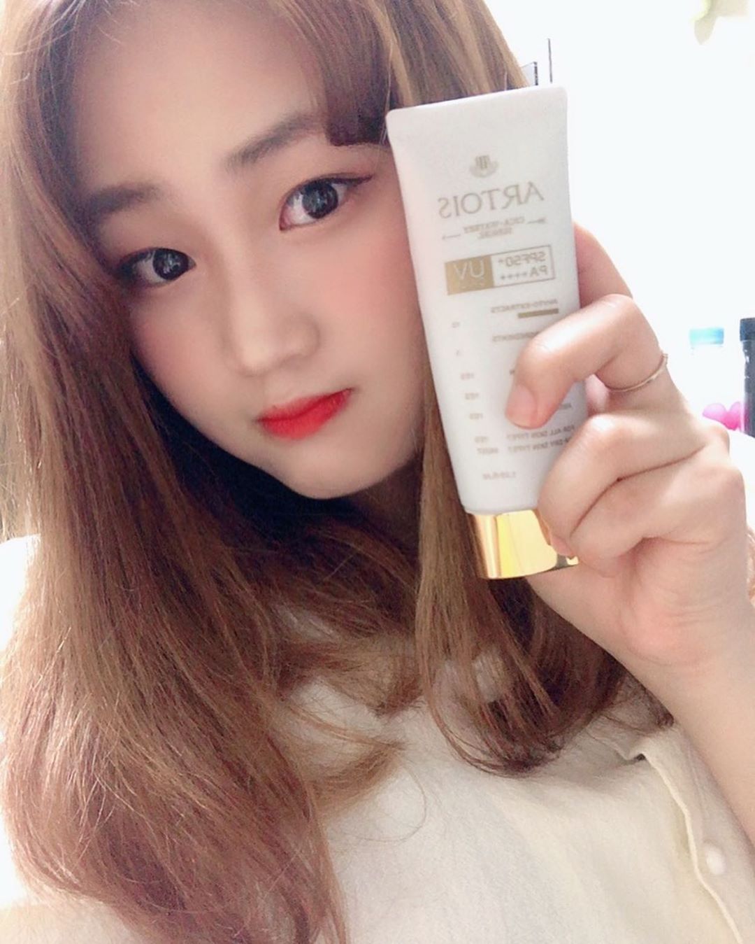 가은 ( 21 🌸 ) on Instagram: “여름에 너무 덥고  땀 때문에 눈에 들어가면 너무 따가워서 썬크림 안발랐엇는데 너무 순해서 잘바르는즁🥰 디자인도 넘 고급짐🤔 ⠀⠀⠀⠀⠀⠀⠀⠀⠀⠀⠀⠀⠀⠀⠀⠀ ⠀⠀⠀⠀⠀⠀⠀⠀⠀⠀⠀⠀⠀⠀⠀⠀ #천사연구소 #아르투아 #아르투아썬젤 #아르투아썬크림 #썬크림…”