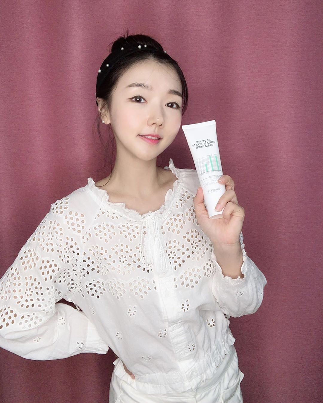 ssom on Instagram: “쫀득쫀득한 질감의 #로하셀 #클렌징폼 미세버블이 모공 잔여물까지 말끔하게  닦아주는 느낌, 세정력 훌륭하구  클렌징 후 피부 당김없이 촉촉해요🧖🏻‍♀️ .  요즘 날씨와 미세먼지 탓인지 피부가 예민예민했었는데 #로하셀클렌저 사용한지 일주일째 피부가…”