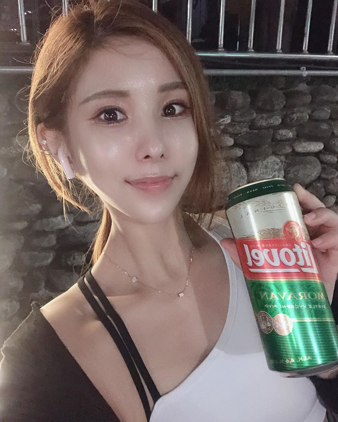 yi.seo.a💕 on Instagram: “..... 취하고 싶다~🎵 #길맥 🍺 뒤늦게 맥주의 맛을 알고 행복지수+++ 상승!!🥰 하트시그널 프로그램에 협찬 되었던 체코 맥쥬 캬아 🐶개조! 리토벨 모라반-풍부한 거품 가~득 맥덕들에게 인기🎉🎉🎉 저 같은 알쓰들을 위한 *리토벨클래식*은 도수…”