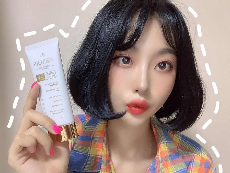 언팔관리중👀 on Instagram: “아르투아 시카-워터리 썬젤 후기💚 . 굉장히 촉촉하고 끈적이지 않아서 몸에도 바르기 좋은 선크림! 향도 산뜻하고 좋아서 부담없이 바르기 좋음! 원래 이 브랜드 베이비썬크림이 반응이 엄청 좋았는데 이번에 성인 썬케어로 출시되었음! 성분도 착하니 피부…”