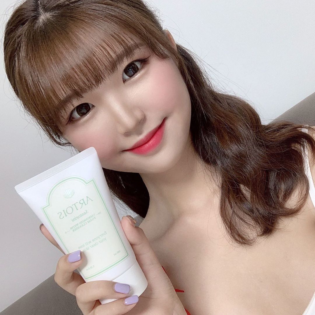 유란 on Instagram: “☘️요즘 매일 사용하는 아르투아 산토리니 폼클렌저☘️ - 산토리니 바디미스트의 반응이 너무 좋아서 새롭게 출시한 폼클렌저에요*´◡｀​* 바디미스트의 청귤향은 조금 은은해졌지만 깔끔한 세정력과 탄산수를 담아 저자극 딥클렌징을 할 수 있는 제품이에요🍏…”