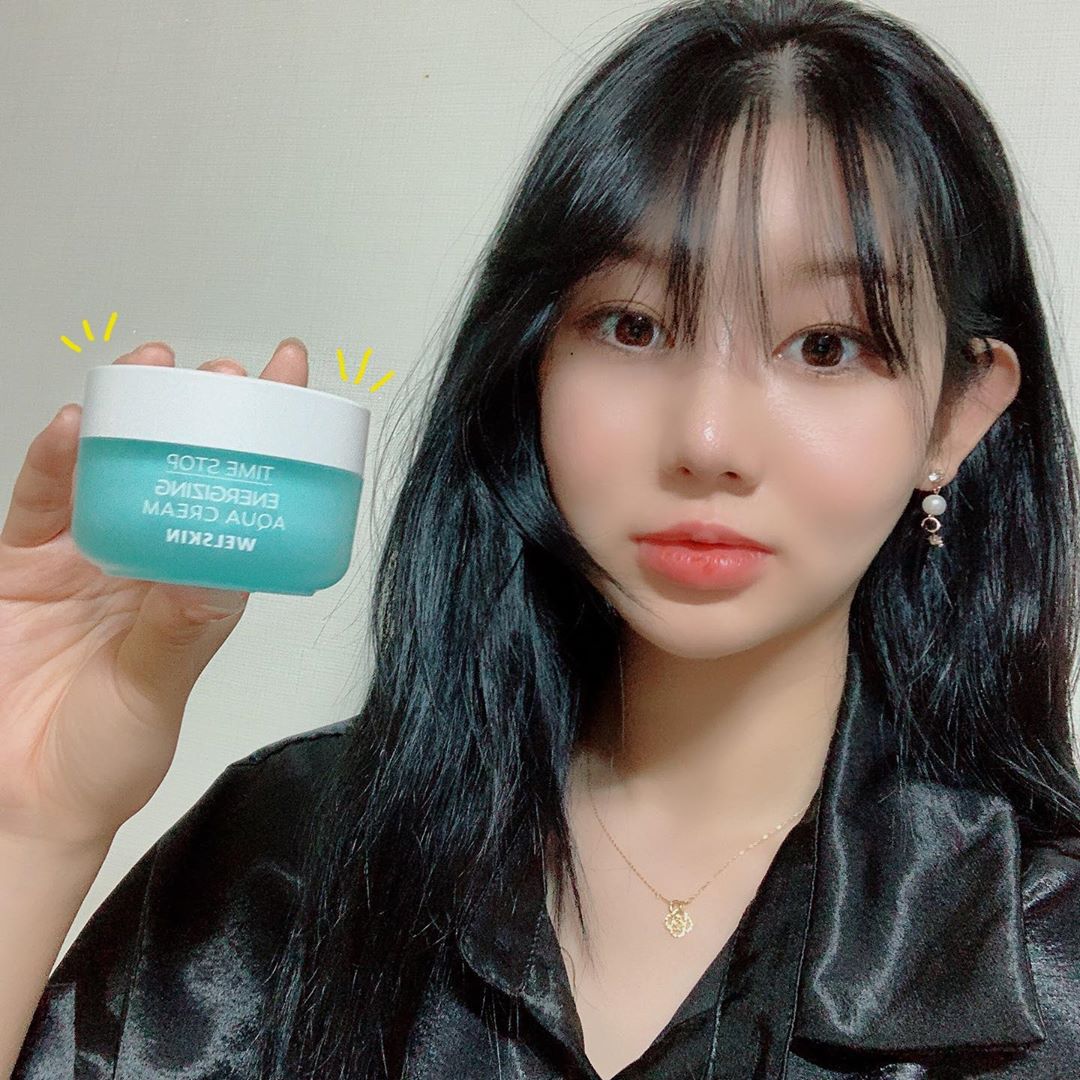 김성은 on Instagram: “❣️웰스킨 타임스탑 에너자이징 아쿠아크림❣️ 이번에 웰스킨에 아쿠아크림을 사용해 보았어용👍🏻 메이크업 하기전 기초단계에서 아쿠아크림을 사용하면 피부가 뜨지 않고 메이크업이 잘 되더라구요🌝 발림성이 부드럽고 흡수력이 빨라서 속 건조함이 금방…”