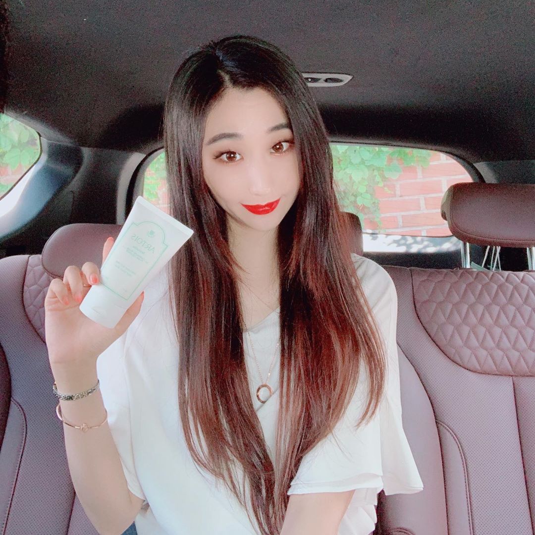 Doyeon Kim on Instagram: “산토리니 바디미스트 출시후 반응이 너무좋아 출시된 품클렌저🌻 역시 믿고 쓰는 천사연구소  향기도 좋고 착한성분 가득🙆🏻‍♀️🙆🏻‍♀️ . . : . #천사연구소 #아르투아 #아르투아폼클렌저 #폼클렌저 #클렌징폼 #클렌징폼추 천 #폼클렌징…”
