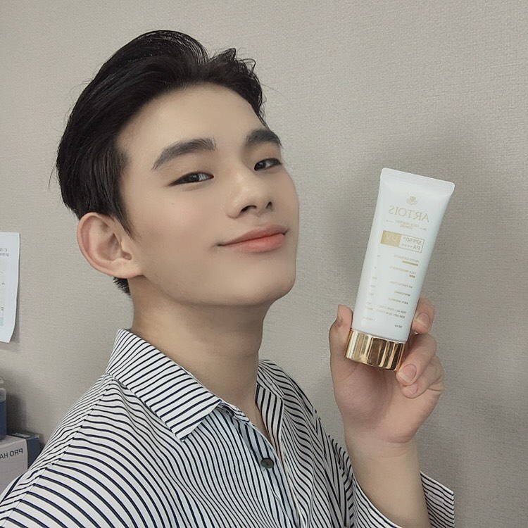 최은수 on Instagram: “💫아르투아 시카 - 워터리 썬젤  N쇼핑 3년연속 1위! 아토보스 베이비 선크림 출시이후 육아맘들의  꾸준한 요청으로 탄생한 성인용  썬젤!  제가 한번 써보았는데요! 🔥끈적임없이 수분감을 꽉 잡아주는  느낌! 🔥자연스럽게 톤업이 되는 효과! 🔥향도…”