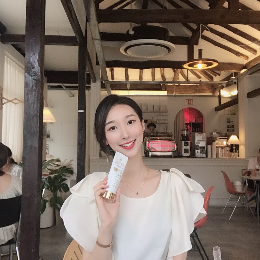 @ssubuxsy on Instagram: “여름철엔 썬크림이 필수인데 역시 기대를 져버리지 않는 💛NEW 아르투아 시카-워터리 썬젤💛 아토보스 베이비 썬크림이 최초였는데 톤 보정도 잘되고 어떤 타입의 피부이든 찰떡으로 잘 발려서 성원을 힘입어 출시했어요!  진짜 텍스쳐도 너무 좋고 향도 엄청…”