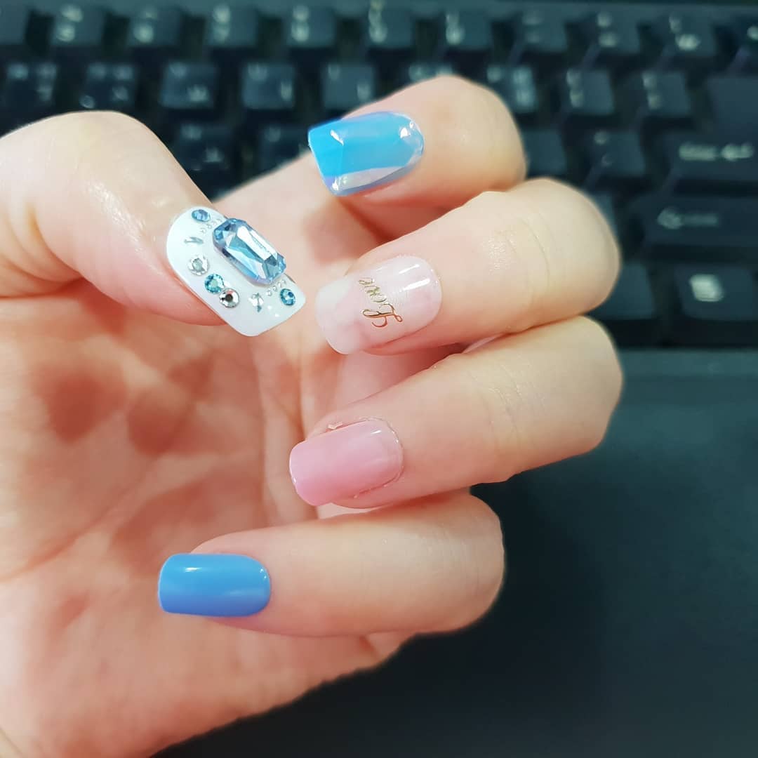 생기다만 손톱이라나~~
지인 언냐가 구매했는데 새끼손톱용
작아서 안 맞는것들만  모아놓았는데
소공메 손톱은 작아서 다 맞는다 헐~~ 근데... 금세 뚝딱 손톱에 붙혀준다
신기신기 소공메는 네일 하러 못가는 요즘인데
이렇게 가끔 하는것도 기분 낼때 좋을듯 하다

생기다만 손톱 이쁘게 해주고 가서 
땡큐 언냐~~ 물에 닿으면 얼마 있다가 떨어진단다
매일 샤워하는데... 오늘도 더운데 오늘은 손톱을 위해
안 씻어 말어 ㅋㅋ
