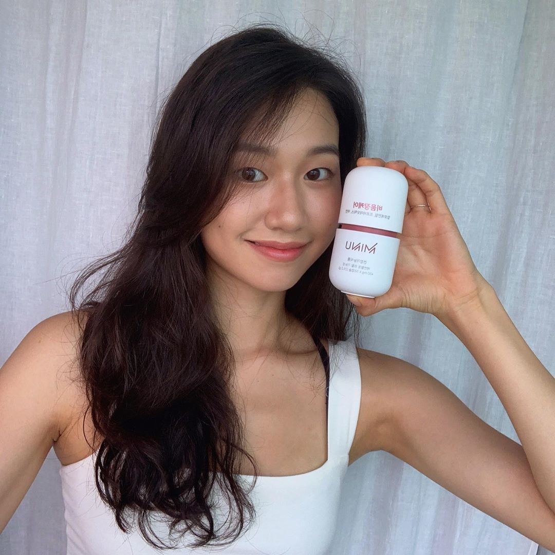 김지호 Jiho Kim on Instagram: “알로에전잎, 난소화성말토덱스트린, 프로바이오틱스 성분으로 장기능에 도움을 주는 #미누 #유산균  _ 작은 사이즈로 들고 다니며 복용하기 편리해요. _ #MINU #미누비움장케어 #미누비움장 #비움장케어 #다이어트 #프로바이오틱스 #변비 #쾌변…”