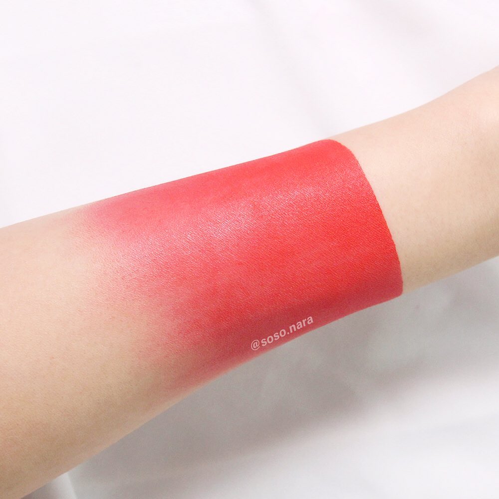 ⠀
#메이크업포에버아티스트립블러쉬 ⠀
⠀
—————
⠀
메이크업포에버 아티스트 립 블러쉬
Makeup forever, Artist lip blush
⠀
• 301 Spicy Coral
• ₩34,000 / 2.5g
⠀
—————
⠀
며칠 전 올린 메포 아티스트 립 블러쉬 301
텍스쳐&색감 샷이에요✨
⠀
형광빛처럼 쨍한 채도에
너무 예쁜 오렌지 코랄 컬러구요❣️ 크레용같은 질감이지만 가볍게 슥슥 발리고
발색력이 좋아서 립 위에 몇 번 터치 한 뒤
그라데이션 연출 하기도 편해요🙆🏻‍♀️💕💖
⠀
⠀