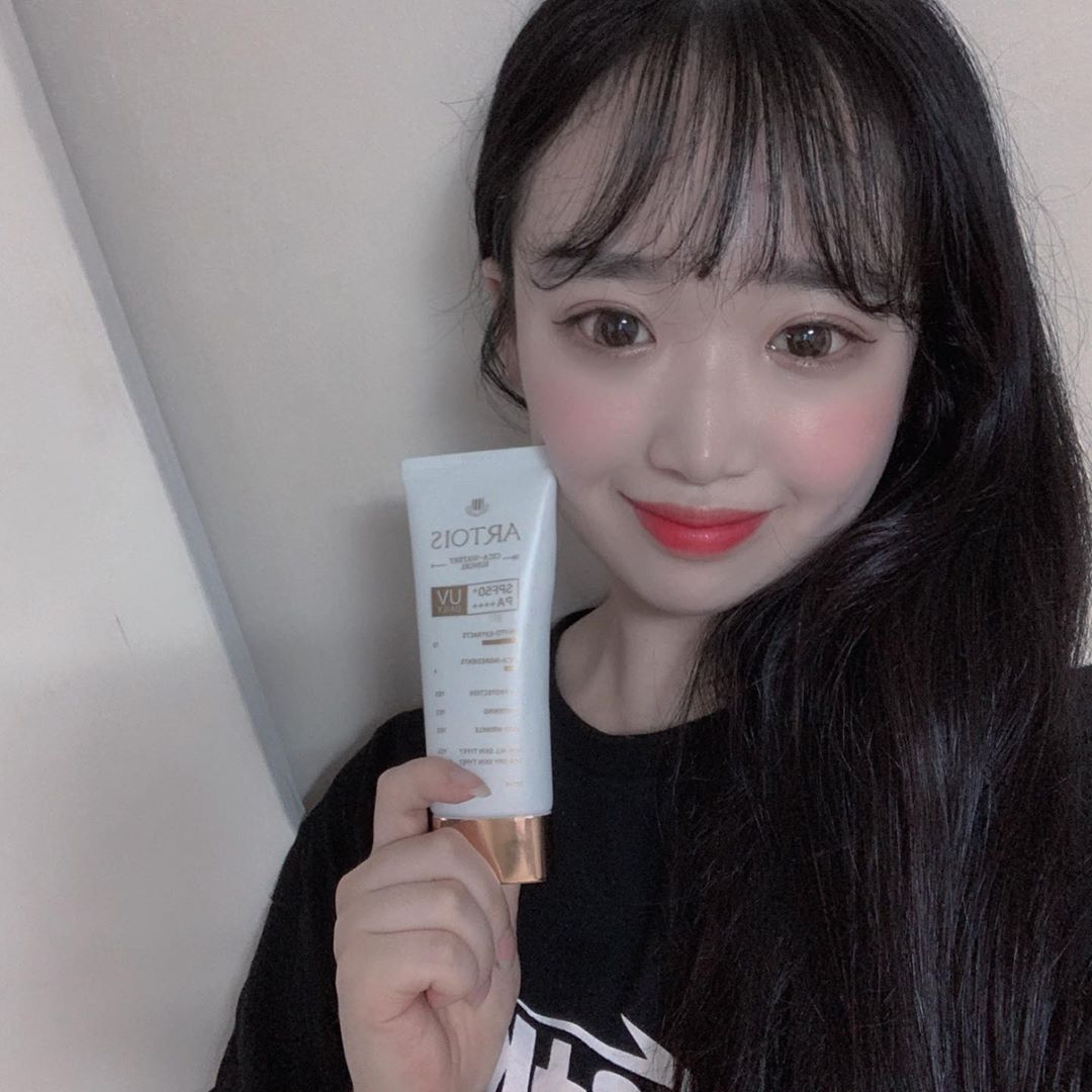 이경민 (19) on Instagram: “@1004lab_official 🌞NEW 아르투아 시카-워터리 썬젤🌞 사계절 내내 필수지만 요즘 날씨에 썬크림 안바르면 피부 다 상하는거 아시죵 ?! 요즘 매일 데일리로 바르는 아르투아 썬젤은 향도 은은해서 부담스럽지 않고 , 무엇보다 흡수가 정말…”