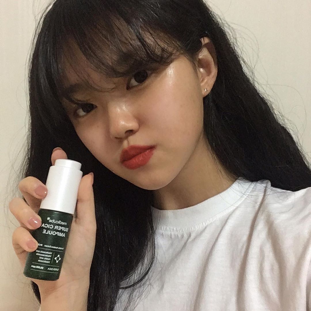 °.。*・♥ °.。한정민 (22) 。° ・*♥ °.。 on Instagram: “피부관리를 따로 잘 안하는 편이라 피부가 건조하고 푸석한 편인데 씻고나서 토너 다음 단계로 슈퍼시카앰플을 발라주니 수분도 꽉차는 기분이고 피부에 광이 도는게 눈으로 바로 보여서 좋다 :) 자극도 적어 피부가 예민한 사람들한테도 최고 ! 향은 풀향이…”