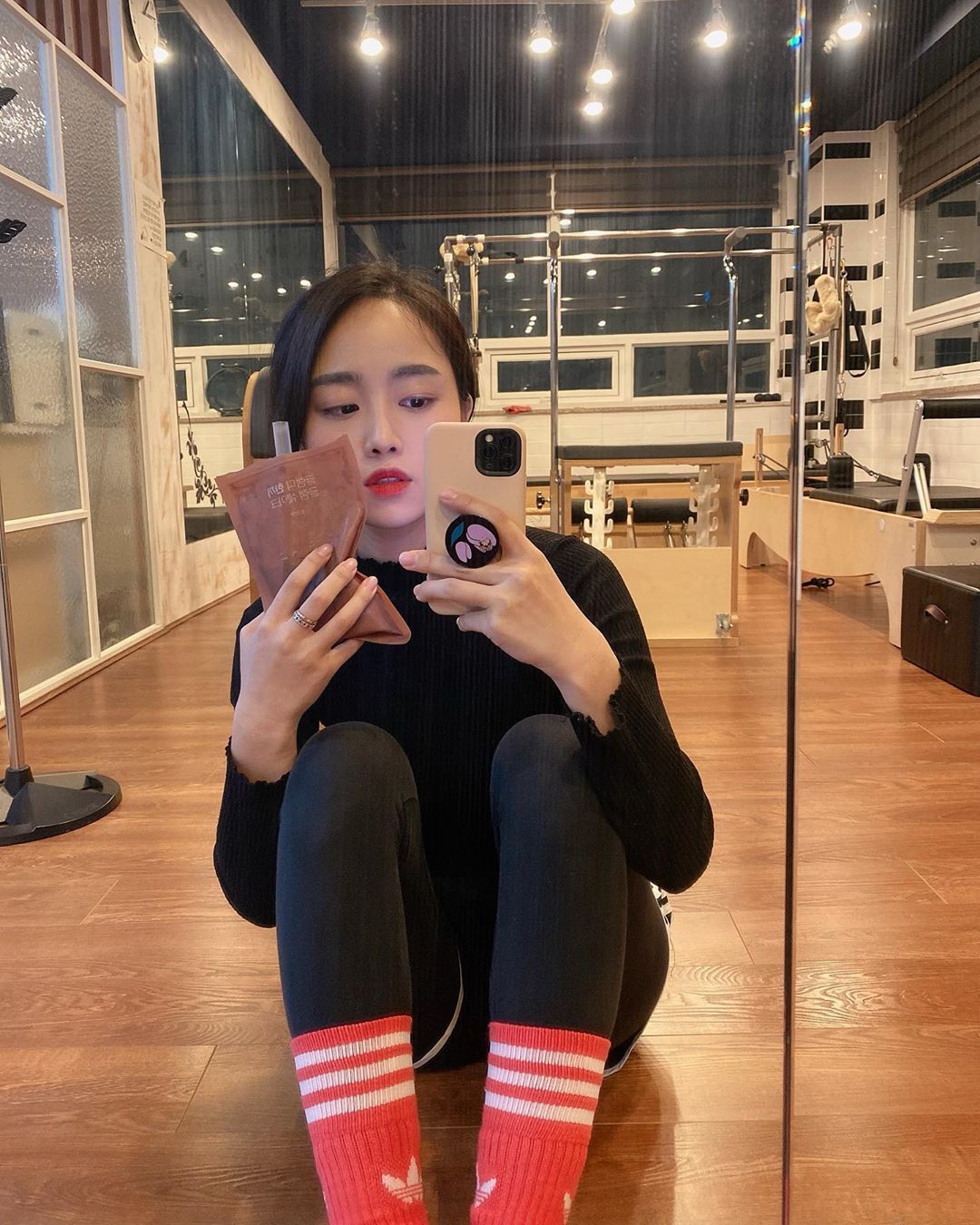 백초아 on Instagram: “운동 끝나고 뚜연이랑 #단백질쉐이크 #쉑쉑
#뮤즐리 씹혀서 #짱맛 🥺
2kg만 빼자.....🥱
.
.
.
#글램디 #글램디쉐이크 #초코맛 #다이어트쉐이크 #글램디다이어트 #한끼식사 #식사대용 #다이어트 #다이어트식단 #다이어터”