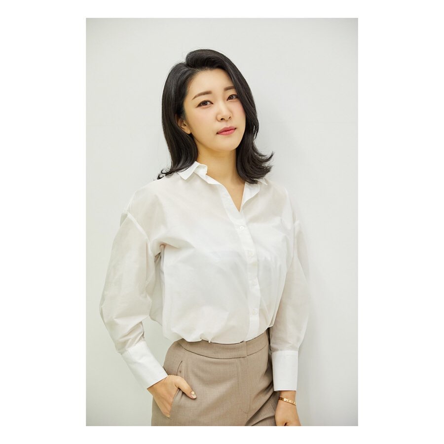 아나운서 김나현 on Instagram: “2020 프로필 촬영 - 낫낫스튜디오  감사하게도 새로운 매력을 담아주신 2020 프로필이에요. 첫번째 컷은 평소 거의 입지 않는 스타일인데 작가님이 추천해주신 스튜디오 의상이에요. 가장 마음에 들었다며🤭 두번째 컷은 보자마자 셀렉했던 미소사진!…”
