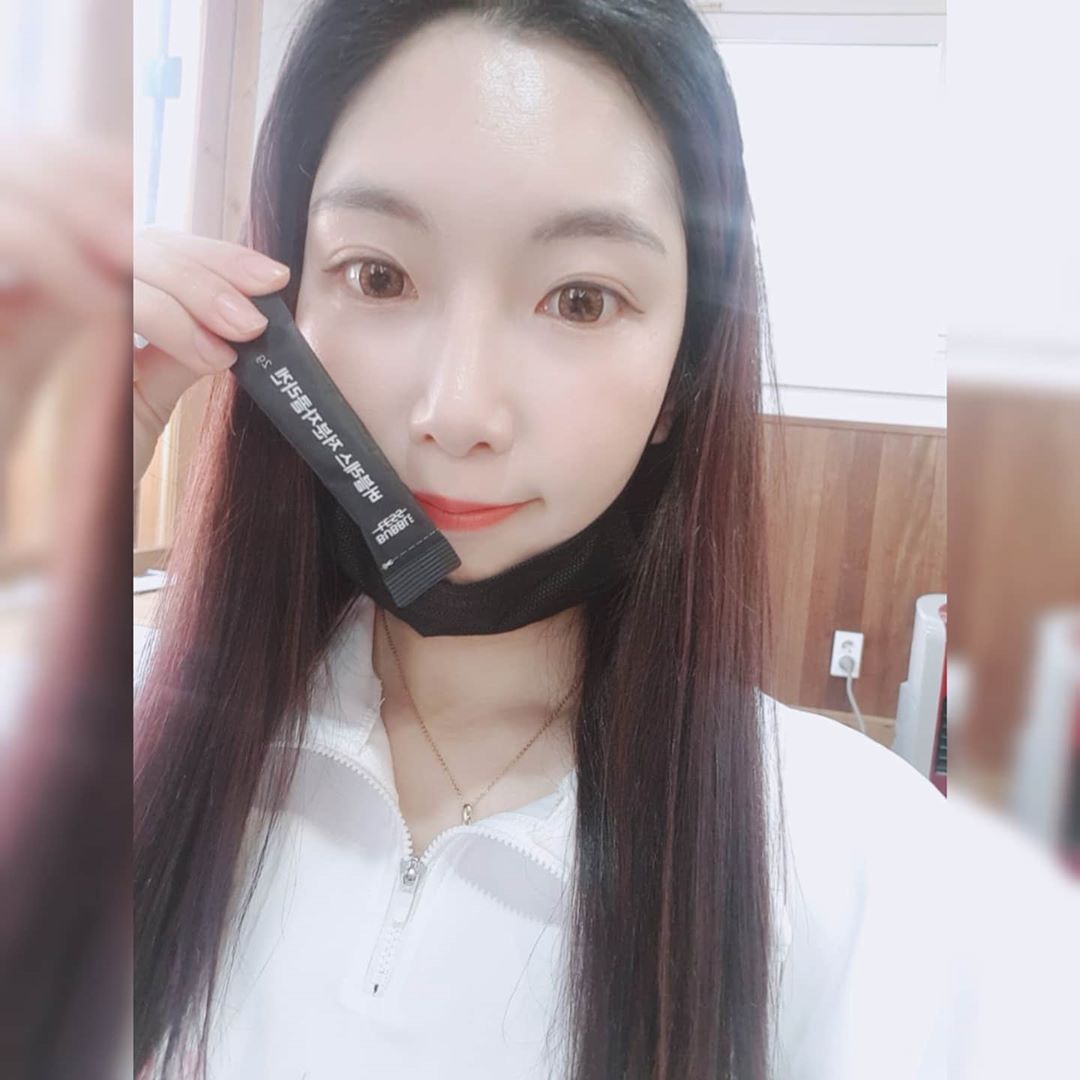Ram Ah Lee on Instagram: “엄마꺼 피쉬콜라겐뺏어먹다 맛없...🤪🤪 근데 얘는 왜이리 상콤한것이냐!! 아무리좋아도 맛없으면 손도안대는데 요것은 계속 손이감🤭🤭 분자구조가작은 피쉬콜라겐이라 체내흡수율도 빠르고비타민C,B도 합류되어있어 피부에너무나좋다능^^가성비도굿👍👍 . . .…”