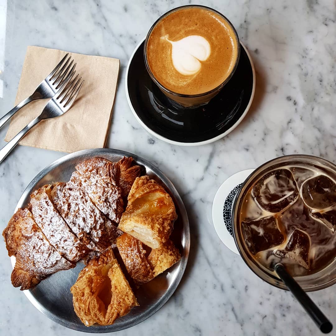 BAKEHOUSE
빵먹고싶어서 찾아온 곳
매장도 이쁘고 코코넛크루와상&애플파이 넘넘 맛이써♡
재방문의사150%
.
.
#베이크하우스
#베이커리카페
#카페맛집
#경리단카페
#경리단길맛집
#카페스틴그램