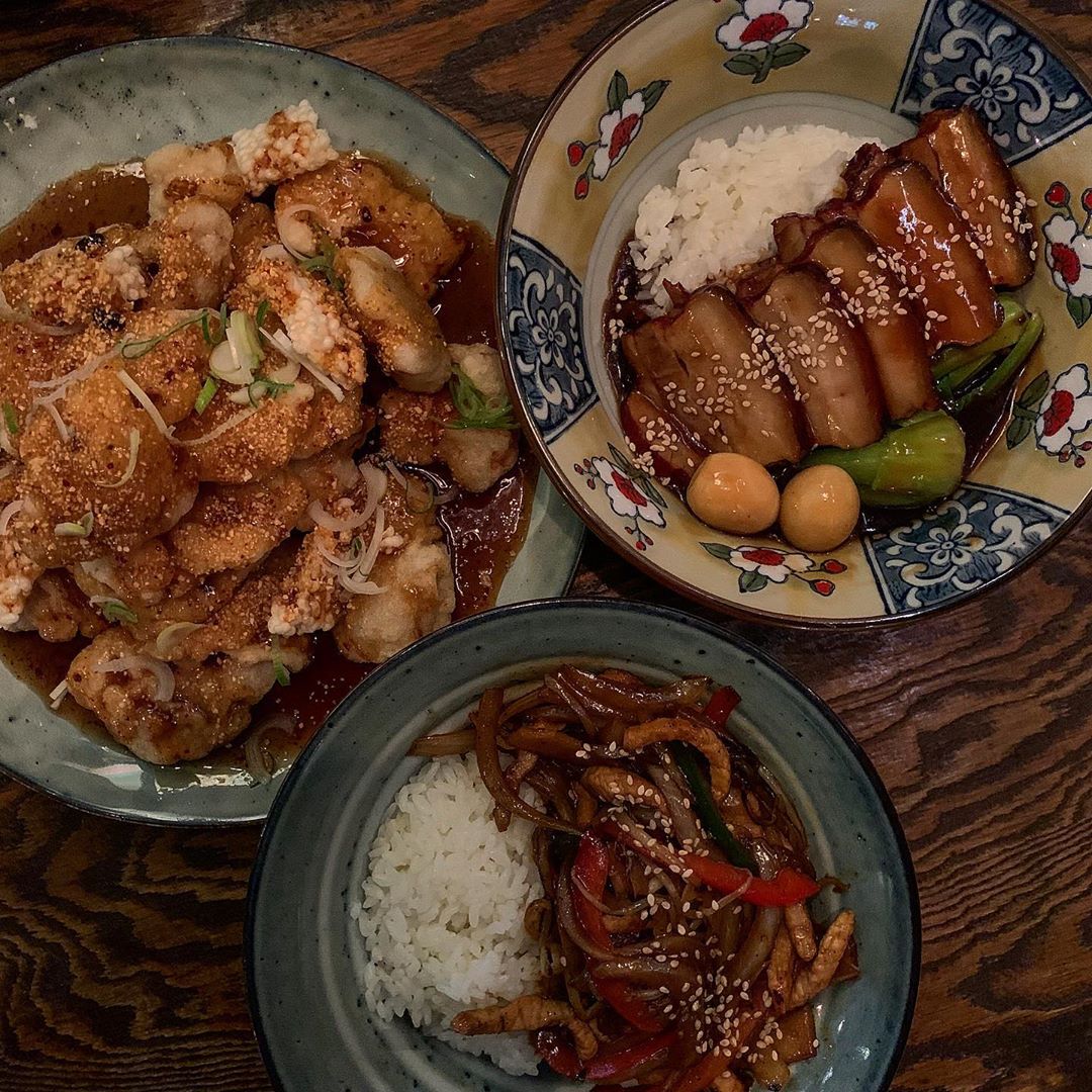 세먹그램 on Instagram: “. #s하루먹는일기n #후통  홍대에 존맛 중국 음식집 찾았다. 평소에 먹던 마라탕, 마라샹궈 말고 동파육덮밥, 꿔바로우, 고추잡채 덮밥 시켜봄  중국 유학 다녀왔을때 현지에서 먹었던  꿔바로우 맛 잊지 못해서 한국 꿔바로우 들은 성에 안찼다 근데…”