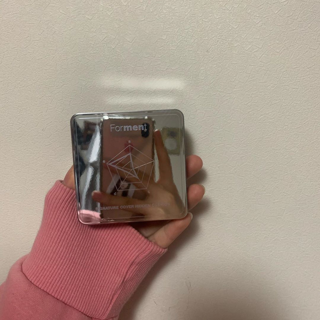 정한솔 on Instagram: “홍조가 좀 있는 동생한테 써 봤는데 홍조 다 가려지고 매끈 해 보여서 내 동생 아닌 거 같았다 주고 맨날 바른다고 좋다고 하는 동생 👍🏻 . 만져보니까 부드러웠다 생각보다 촉촉 하다고 했당 ㅋ 무엇도다 디자인이 너무 이쁨 .…”