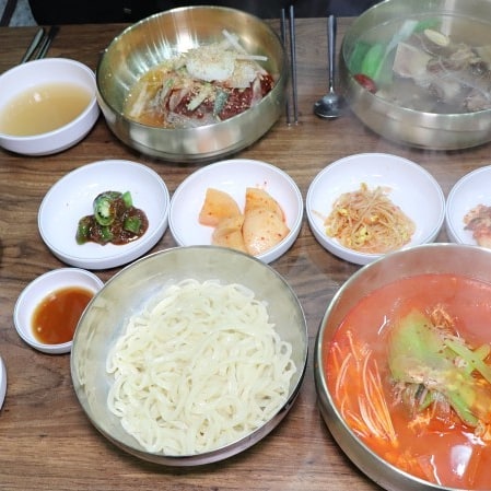 #연수동맛집 #청학냉면육개장 
왕갈비탕 11000원
육칼국수 9000원
비빔냉면 8000원