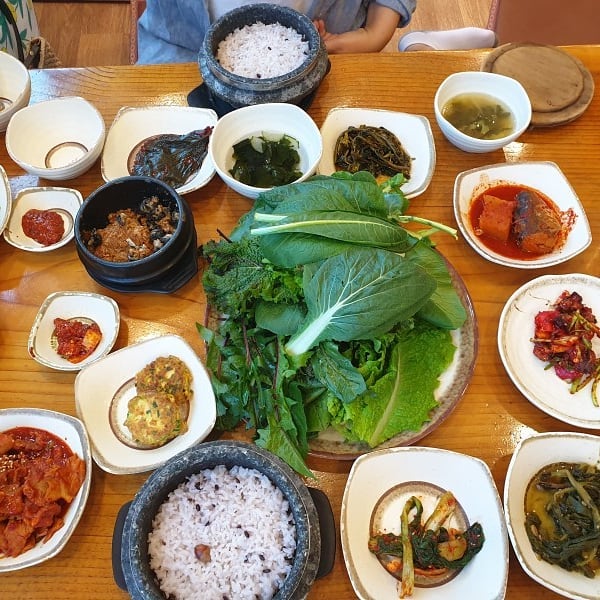 #영종도맛집 #해송쌈밥
맛있다고~ 우렁이돌솥쌈밥 2인 3만원