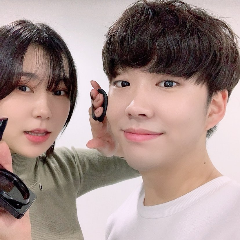 김소연 on Instagram: “오빠는 민감성 피부인데 전혀 자극이없었다! ☺️ 그리고 남자들은 얼굴에 기름이 많이 올라오는데 보송보송하게 피부표현이 되서 걱정할 필요가 없을것 같다 😉ㅎㅎ  결정적으로 쿠션 디자인이 너무이쁘다.. ㅜ . . . #남자화장품 #럽스타그램 #daily…”