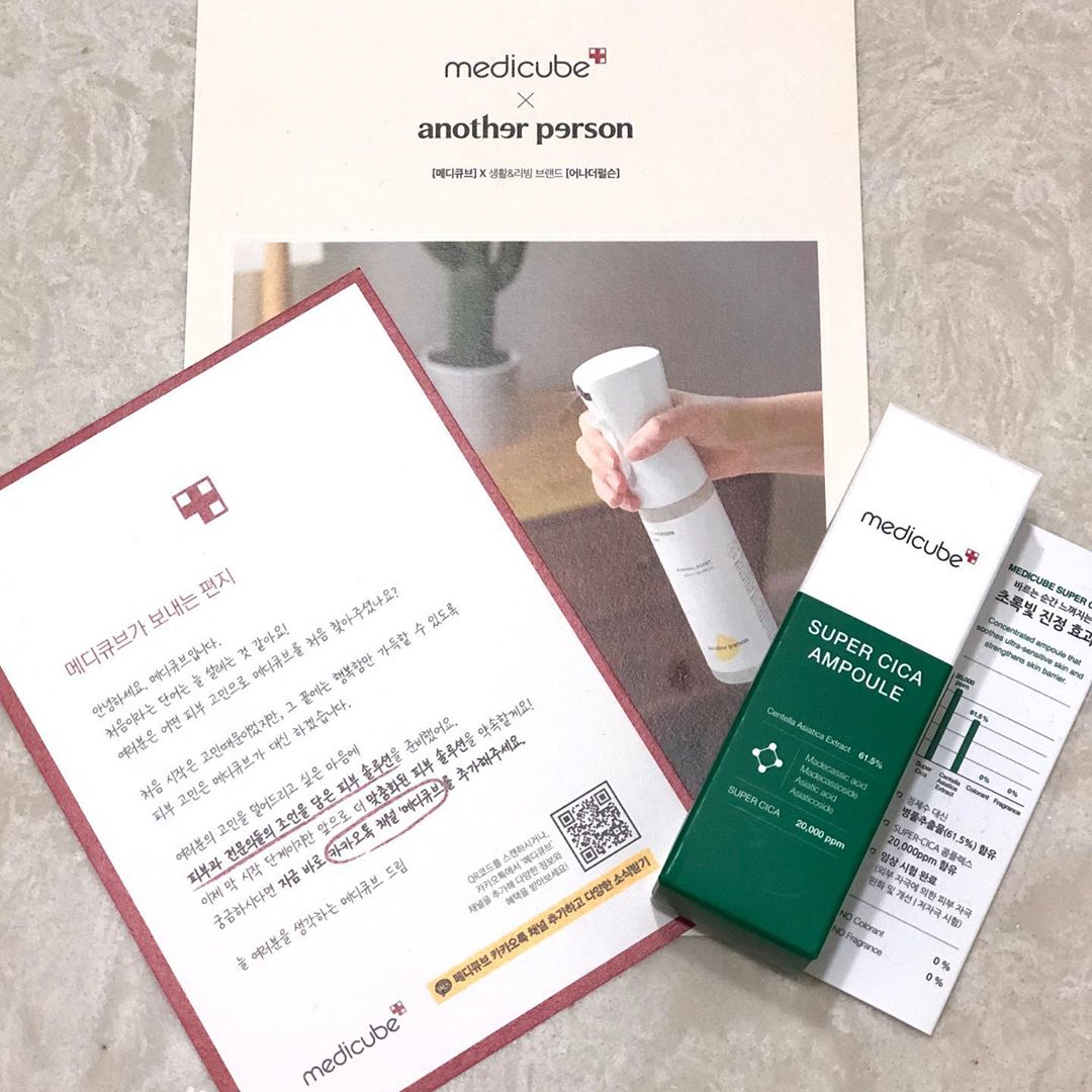 초아 on Instagram: “[메디큐브 슈퍼시카 앰플] - 4중 슈퍼 시카 20,000ppm (정제수 대신 병풀수 약 61.5%) 함유! -더마클레라 성분으로 피부 속부터 강화하는 피부장벽 기능 -인공색소, 향료를 무첨가한 진한 초록빛 앰플 -뚜껑만 돌리면 자동으로 내용물이…”