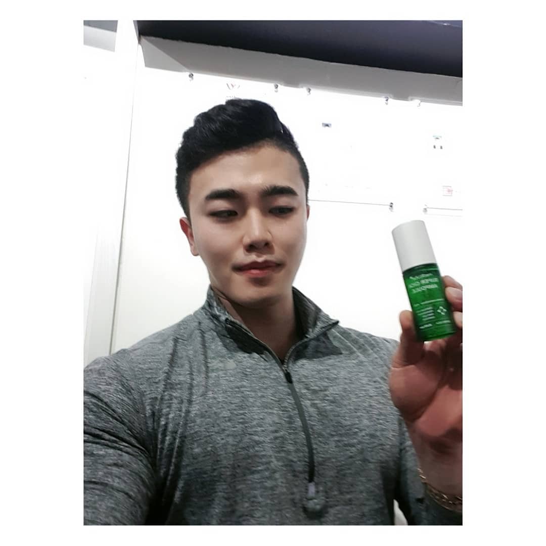 대연동피티 경성대피티 트렌드핏 슬릭 부산코치 황상인 on Instagram: “예민한 피부라 아무거나 못 쓰는데 요건 예민피부 전용 브랜드라 그런지 순한 듯 흡수 잘 되고 촉촉함 여드름 난 곳에 뿌리면 붉은 기도 금방 진정됨 바를 때 수분감은 장난 아닌데 건조하신 분들은 따로 로션은 발라야 할 듯 지성이면 조금만…”
