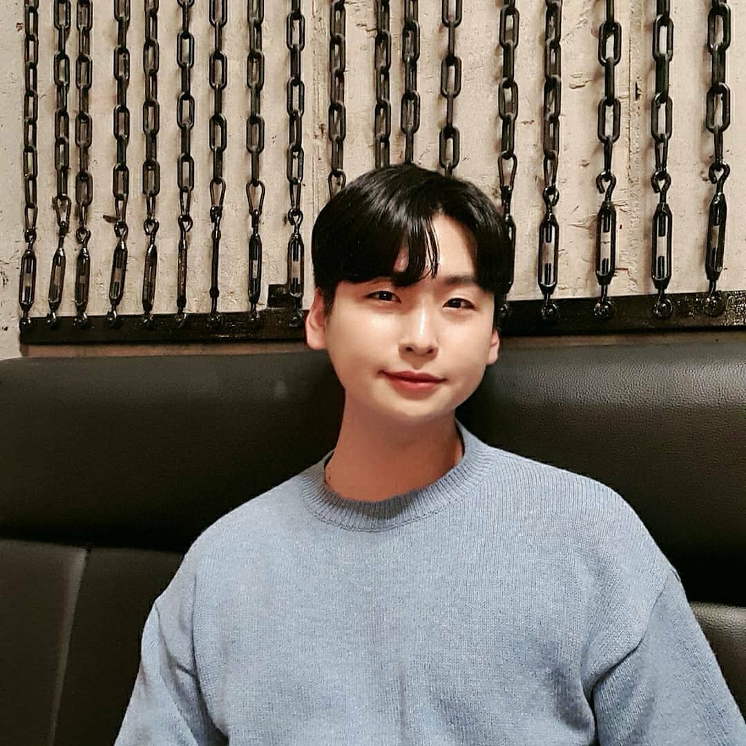 승재(SEUNG JAE) on Instagram: “저주받은 나의 피부도 관리받은 것 같은 피부로 만들어주는 #최애템#발견 어두운 피부라서 피부톤이랑 많이 차이날줄 알았는데 2.5호는 저처럼 까무잡잡한 피부에도 자연스럽게 연출이 되네. 포맨트 향수에 이어서 히든쿠션도 성공!!…”