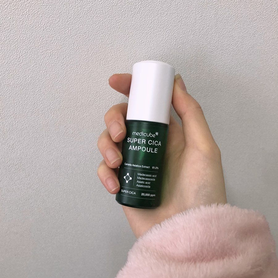 소현 on Instagram: “앰플은 피부 속부터 채워주는 거라 꼭 꼭 사용해야 하기때문에 매일 챙겨 바르고 있었는데 원래 사용하던 앰플보다 이게 더 좋아서 요즘 이것만 쓰는 중,, 믿고 쓰는 메디큐브☺️ (마지막은 앰플만 바르고 화장한 사진) - #메디큐브 #medicube…”