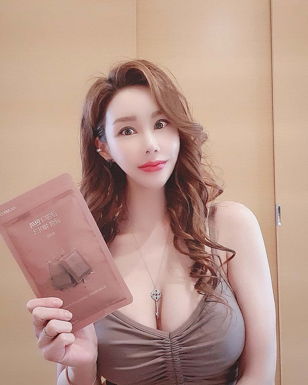 🍑  Joy 서영 on Instagram: “#다이어트 할때 제일 힘든거 #식단관리 잖아요~ 저는 요즘 #글램디 #한끼그램쉐이크 로 간편하게 하고 있어요 우유 또는 물을 지퍼백에 넣고 빨대 꽂아서 먹으면 되니까 너무 편해요 게다가 각종 #뮤즐리 까지 들어있어서 든든하게 #포만감 까지 있어요…”
