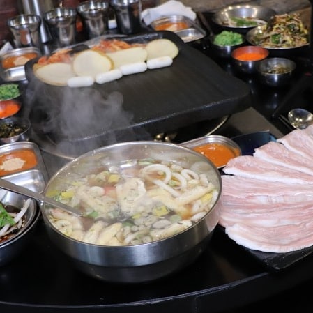 #인천서구청맛집 
#육더쿠
천겹살 1인분에 15,000원
소갈비살 1인분에 15,000원
젓가락 비빔밥 1인분에 5,000원