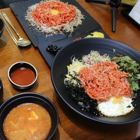 #송도신도시맛집 #화평식당 육회비빔밥 8000
육회한접시 9000