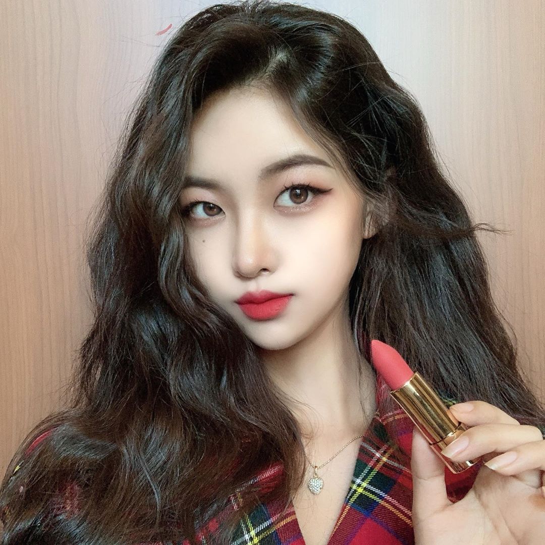 미주타키🍘🥢 on Instagram: “#💋 매트&뽀송 - 나틴다 아트 인 블랙 _11 클래식 로즈 핑크(로즈핑크컬러) .  #나틴다#나틴다립스틱#아트인블랙립스틱#나틴다아트인블랙립스틱#립스틱#매트립스틱#원터치립스틱#립스틱추천#유행컬러#유행립스틱#올겨울유행컬러#립스틱유행컬러#로즈핑크…”
