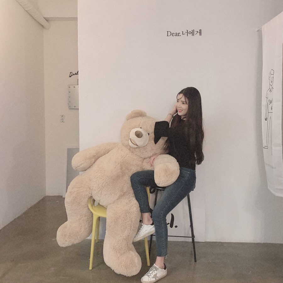 @yu__luv on Instagram: “나 얼굴에 장난이 너무 한가득인데🤔 우유속에 빠진 딸기 한입 먹었는데, 반절이 없어졌따.. 범인은 바로 그 분🥰  분위기도 넘 좋아,, 뭐랄까 소녀감성 느끼는 카페랄까🥴 . .…”