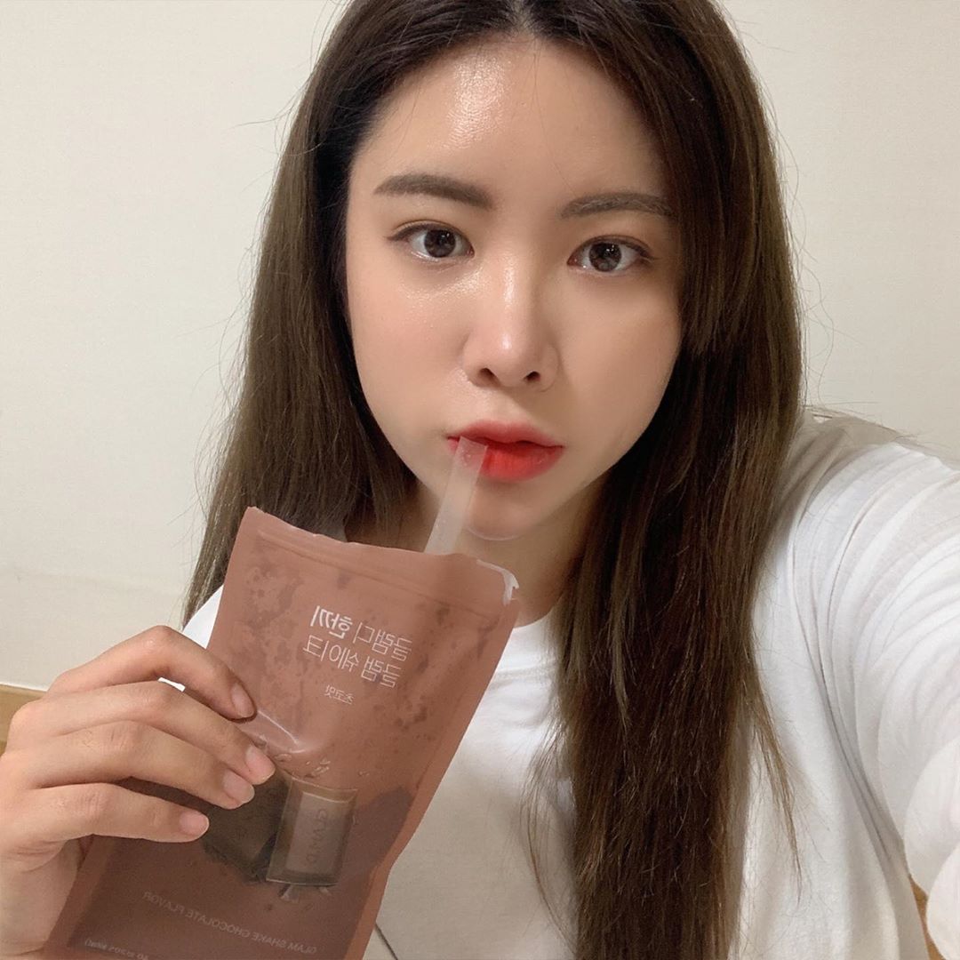 미니미니민 on Instagram: “다이어트에 좋은건 다 이용하는 편ㅋㅋㅋㅋㅋㅋㅋㅋ다이어트 신... 내 20대를 영상으로 남기고 싶은데 아직은 넘나 어색한것😝 ⠀ 이거는 물에 타먹어도 너무 마싯댜냐💜 사이즈에 맞는 빨때도 들어있구 씹는 맛에 포만감 까지 주는 각종 뮤질리 들이 들어서…”