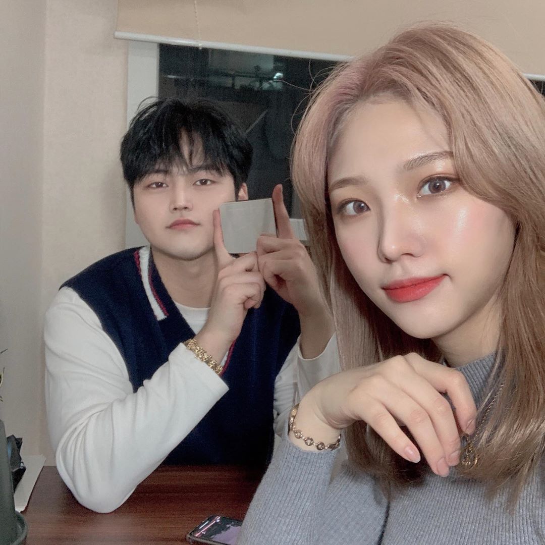 @gong_.vely on Instagram: “#
센터 오각형 블루톤업과 가장자리 히든베이스가 만나 블러효과 피부로🌷
.
1호는 너무 밝고 3호는 너무 어둡다는 분들 추천
들뜨는 것도 없고 목이랑 톤 차이가 없다는게 킬링포인트ㅠㅠ”