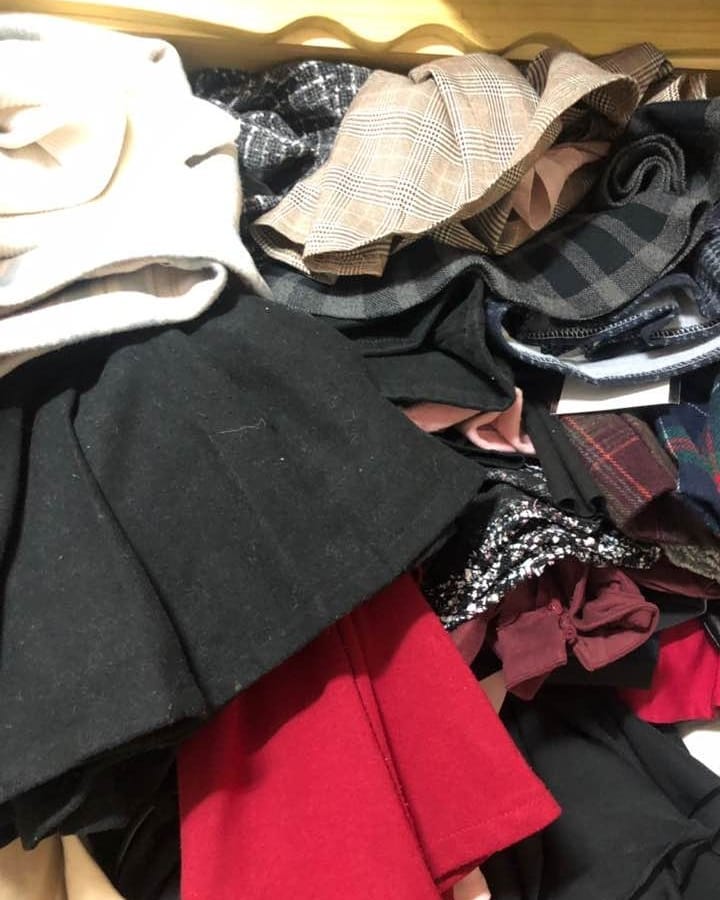 권민주 on Instagram: “옷들이 너무 많아서 ㄷㄷㄷ 패션니스타라고 했던 시절도 있고 옷사는게 취미였거든요!이런 과정은 귀찮은뎅 중고*라 올려도 언제 팔릴지도 모르고~  작성 후 보내기만 하면 촬영과 가격책정, 판매와 의류관리까지 진행해주는 신박한 사이트가 있어요. ◡̈…”